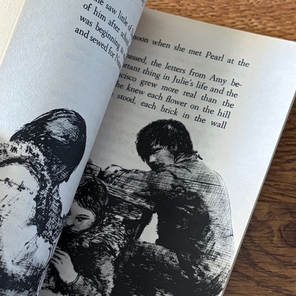 Julie of the Wolves by: Jean Craighead George paperback book - Picture 2 of 3